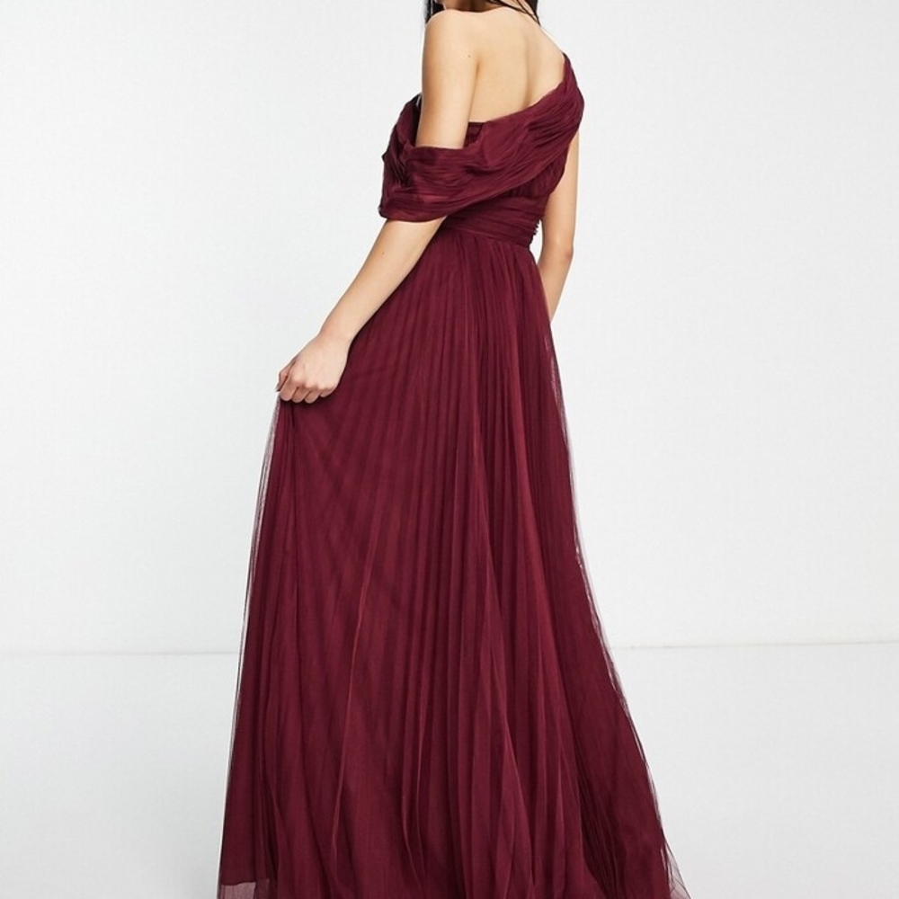 Elegant Burgundy One-Shoulder Gown - Picture 3 of 8